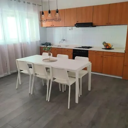 Apartamento Dora-100m From The Makarska
